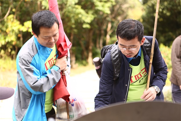 你在故宮修文物，我在紅瓜子拍企業(yè)宣傳片