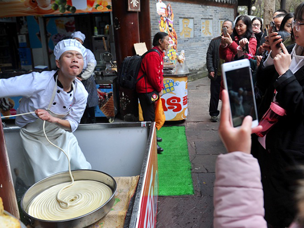 視頻制作讓拉面館爆紅20天，游客“五碗不過崗”